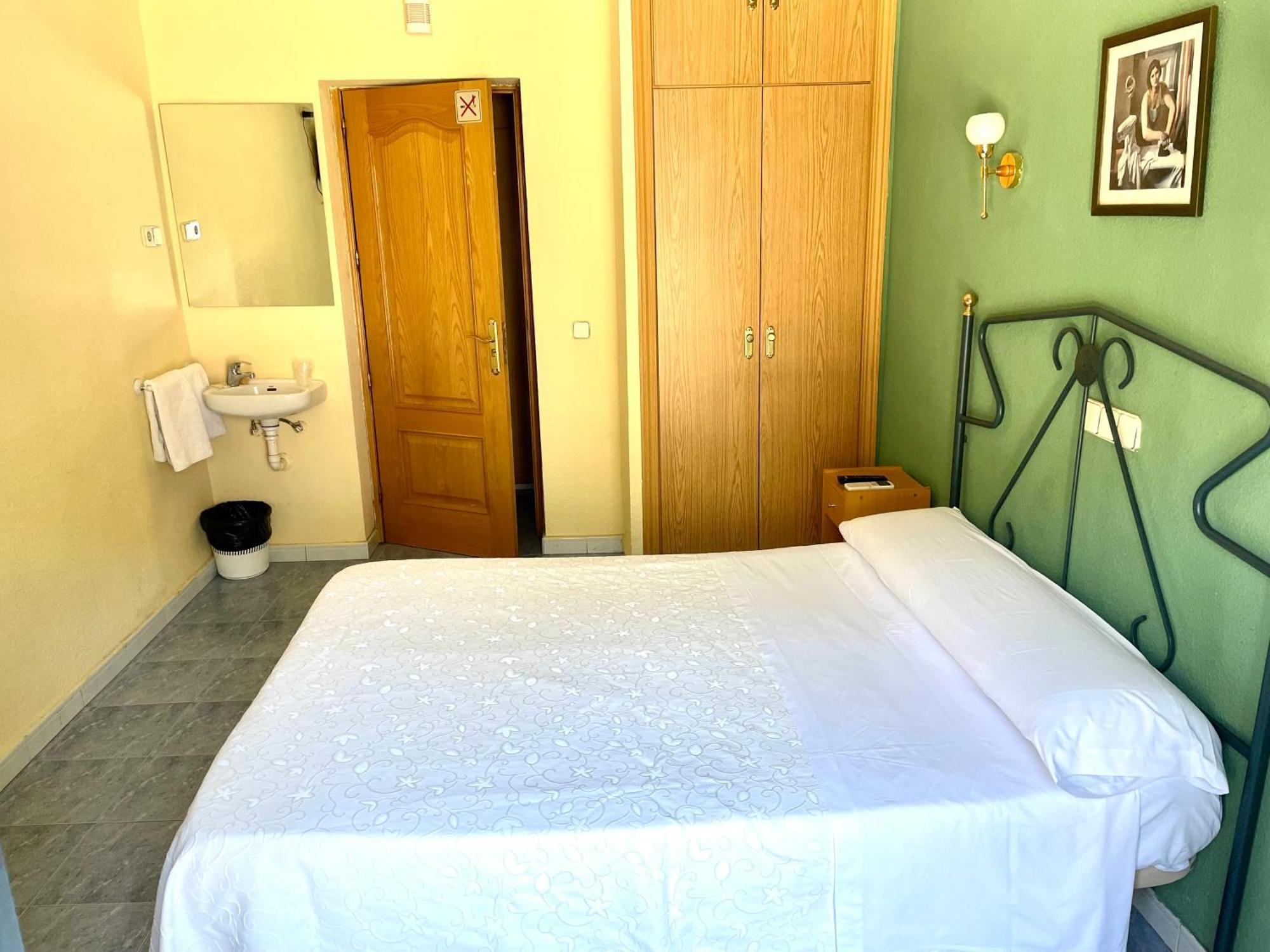 Hostal Fernandez Atocha Madrid Exterior foto