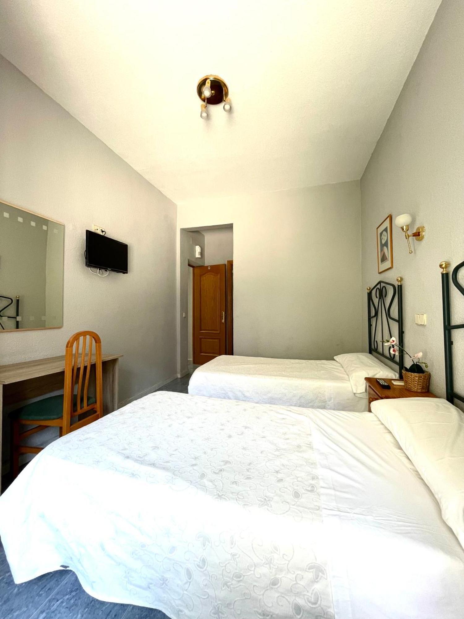 Hostal Fernandez Atocha Madrid Exterior foto